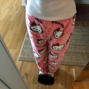 Hellokitty pyjamasbyxor!💕 - Riktigt sköna pyjamasbyxor med hellokitty på!💕🔥 Nästan oanvända men lappen sitter tyvärr inte kvar💕 Kp för mer info🙏💕🔥