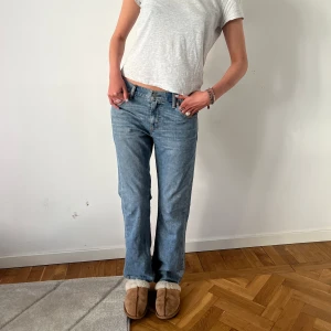 Levis jeans - Supersnygga lågmidjade levisjeans som passar mig som är 175 cm lång och brukar vanligtvis ha 36/38 supersnygg tvätt 😍