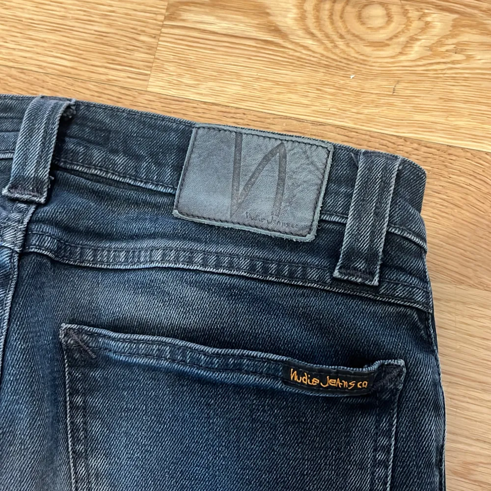 Säljer dessa feta jeans från Nudie. Storlek 27-30 men sitter lite tajt . Jeans & Byxor.