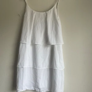 Vit kläning - Vit kläning perfekt till studenten. Nu skick. 