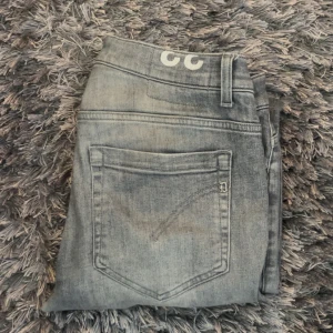 Dondup George Jeans - Säljer nu mina sjukt snygga dondup jeans i grymt skick, utan defekter! Hör av er vid frågor & funderingar🤝
