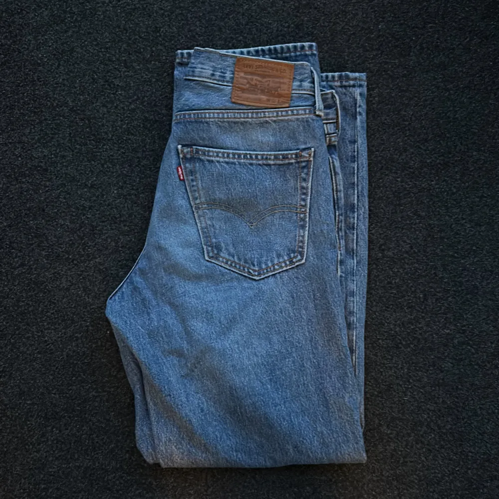 Blåa levis jeans i felfritt skick! Relativt regular fit. Nypris över 1000. Säljes då de ej används längre.. Jeans & Byxor.