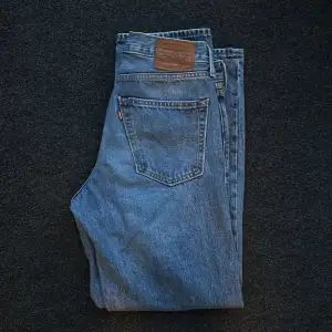 Blåa levis jeans i felfritt skick! Relativt regular fit. Nypris över 1000. Säljes då de ej används längre.