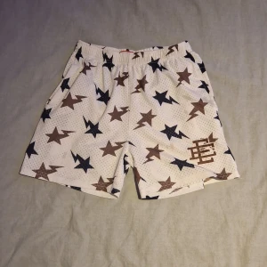 Bape X Eric Emanuel Shorts - Perfekta till varma sommardagar☀️ Strl M men passar även S. Svaga fläckar på framsidan (se bild). Kom med prisförslag👍