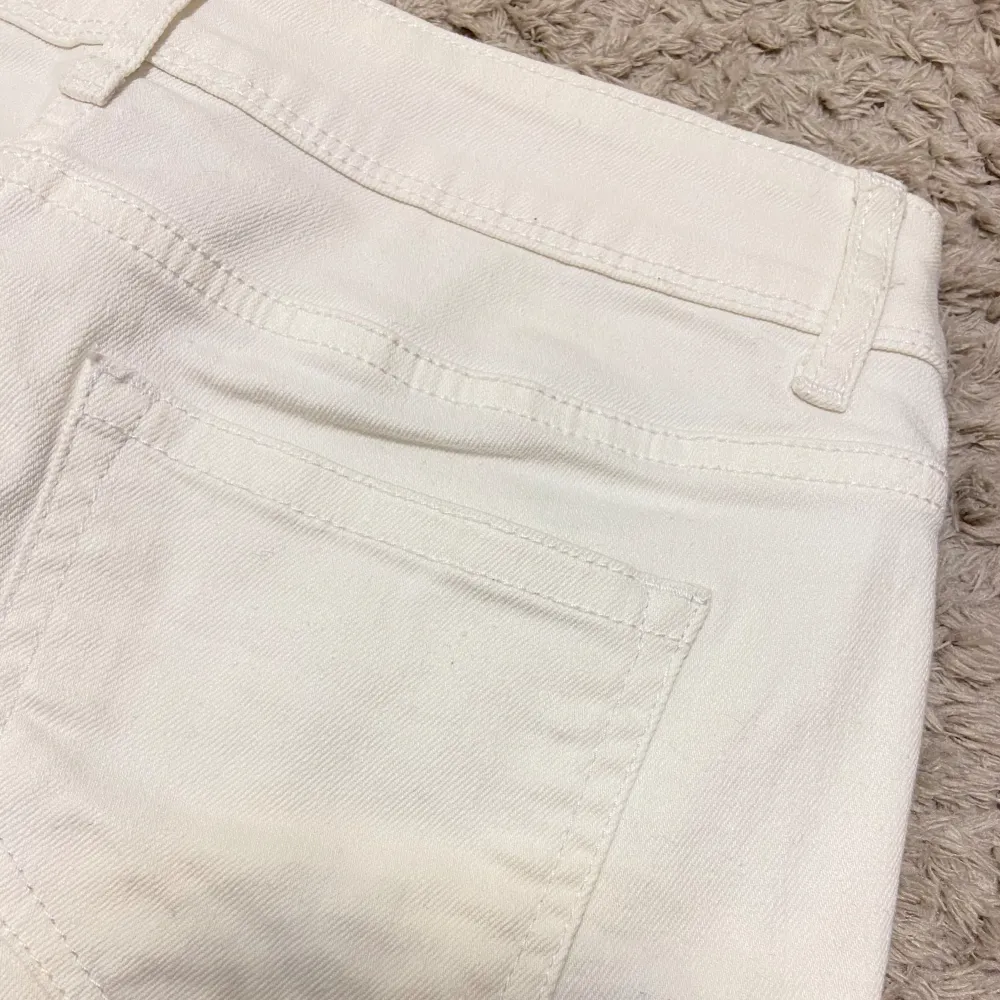 Lågmidjade vita jeansshorts i storlek S|XS. 🤍🤍. Shorts.