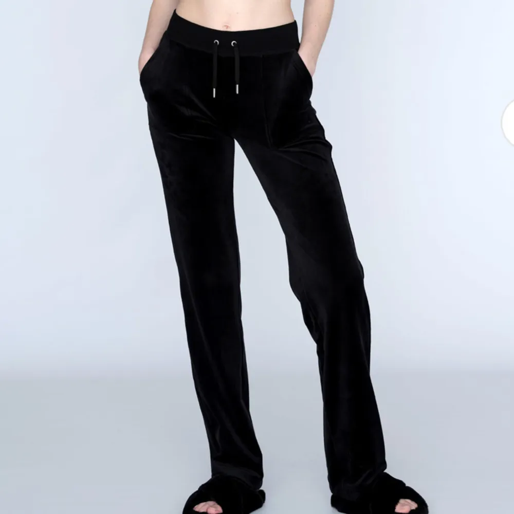 Säljer dessa Juicy Couture mjukis byxor i st M, svarta. Ny pris 1200 mitt pris 600. Pris kan diskuteras 🥰. Jeans & Byxor.