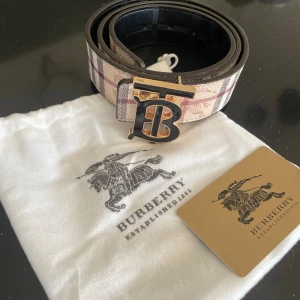 Burberry bälte - I säljer detta feta burberry bälte, eftersom jag ej andvänder I  I bältet är 105cm I