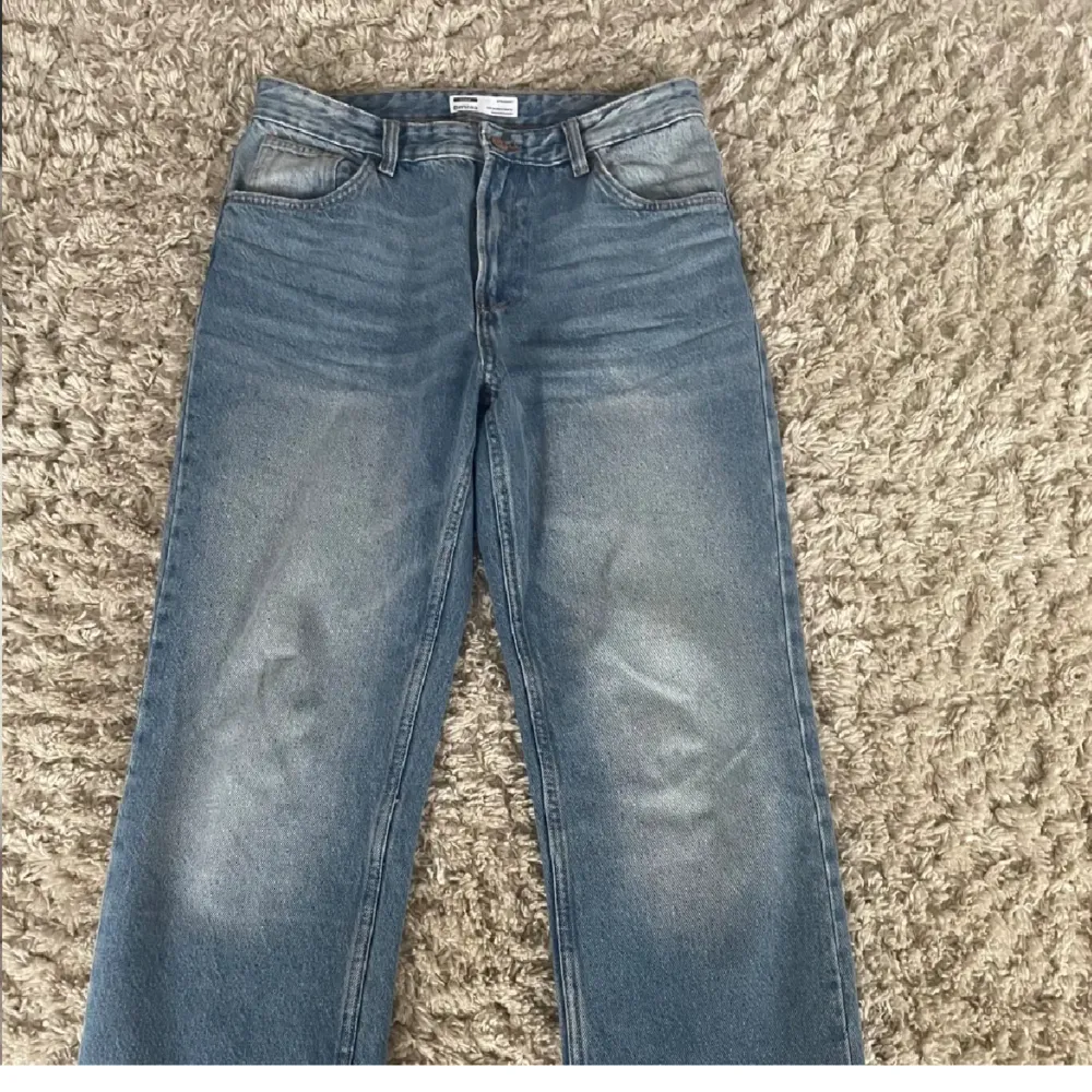 Ett par low waisted baggy jeans från bershka, helt nya utan prislapp. Säljer då jag inte får någon användning av dom. Storlek 38 men passar mig som har 36 annars. Nypris 399kr💕. Jeans & Byxor.