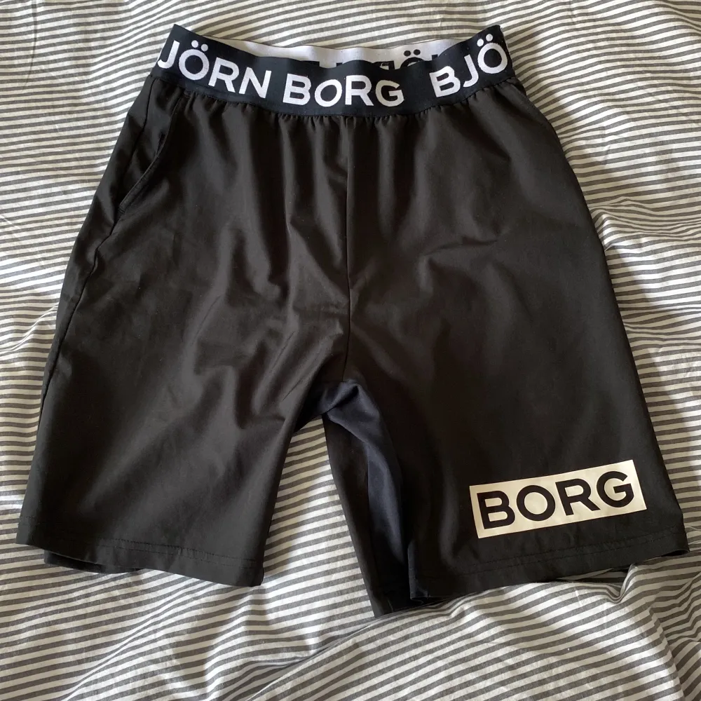 Björn Borg shorts i väldigt bra skick. Passar perfekt till sommaren. Fungerar som träningsshorts. Storlek 158/164 men skulle säga att de sitter som XS-S.. Shorts.