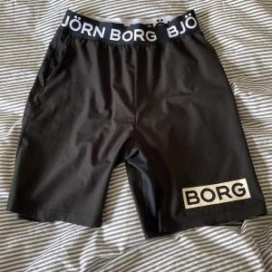 Björn Borg shorts i väldigt bra skick. Passar perfekt till sommaren. Fungerar som träningsshorts. Storlek 158/164 men skulle säga att de sitter som XS-S.