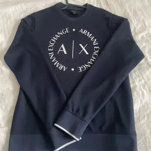 Marinblå Armani Exchange sweatshirt 8/10 bra skick Storlek S 199kr
