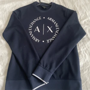 Armani Exchange Sweatshirt - Marinblå Armani Exchange sweatshirt 8/10 bra skick Storlek S 199kr