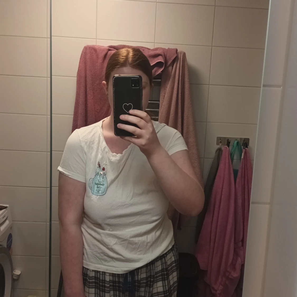 Vit t-shirt med en bild på en milkshake