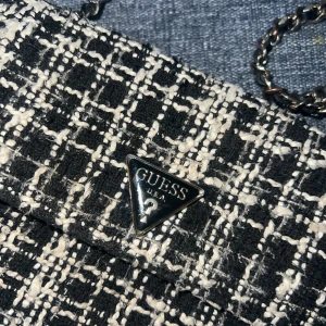 Guess väska - Hej säljer min Guess hand/axelväska som är i fint skick på utsidan, har en fläck vid insidan. Den säljs inte längre på Guess original hemsida, därav priset. Dock priset går att diskuteras vid snabbaffär.✨