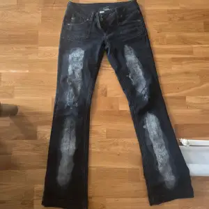 Unika Lågmidjade jeans som är typ svarta eller jätte jätte mörkblå, beror lite på ljuset men skulle säga att de är svarta. Säljer för att de inte satt som jag hade hoppats på, aldrig använda 