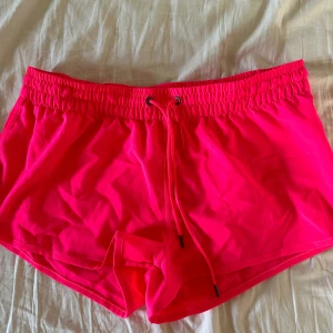 neonrosa träningsshorts  - jättesnygga neonrosa tränings/badshorts från newyorker🥰helt nya och aldrig använda 💕väldigt korta och skulle mer säga att det är en storlek xs eller s💕