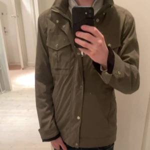 J.Lindeberg jacka - Säljer nu dennna as feta J.Lindeberg jackan som är perfekt till våren och sommaren, jackan är i nyskick och bara använt fåtal gånger hör av er vid mer frågor 