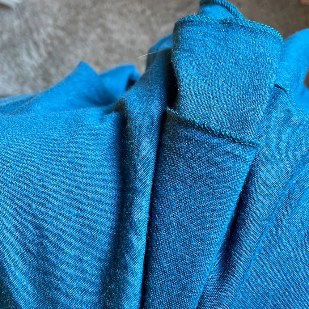 Säljer denna skit snygga tröja från Intimissmi då den ej kommer till användning. Färgen heter teal blue och är slutsåld/inte finns tror jag, syns bäst på bild 3! Superfint skick utan defekter:)   . Toppar.