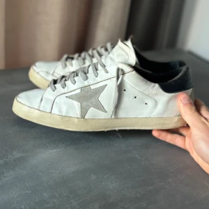 Golden goose - Tja ! Säljer nu dessa super fina Golden gosse skorna i storlek 44. I använt men fint skick. Nypris runt 6599 mitt pris 2750 🔥🙌🏻  Tveka inte på att höra av er vid frågor eller funderingar ✌️