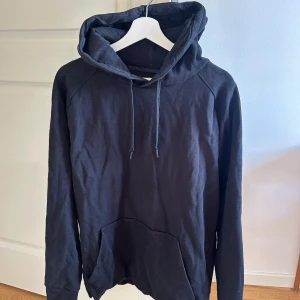 Hoodie - Svart Hoodie från SOC 