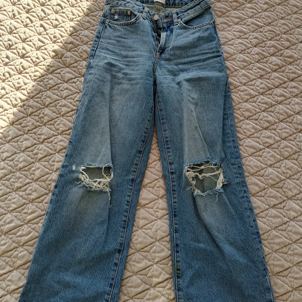 Blåa jeans med hål på knäna, storlek XS-S! Byxorna är från Lager 157 och är i bra skick utöver gylfen som behöver repareras, tror dock inte det är något problem! . Jeans & Byxor.