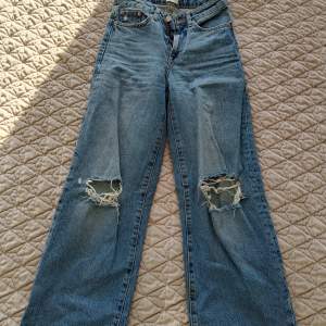 Blåa jeans med hål på knäna, storlek XS-S! Byxorna är från Lager 157 och är i bra skick utöver gylfen som behöver repareras, tror dock inte det är något problem! 