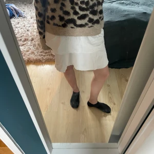 Vit Volangkjol  - Jätte fin Volangkjol som är köpt förra sommaren här på plick!🤗