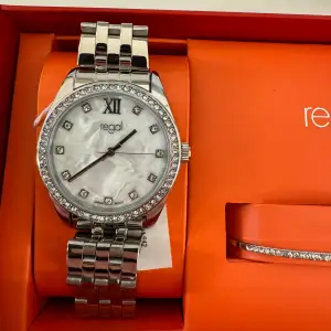 Tjo, säljer morsans klocka som aldrig har kommit till användning 🔥 märket Regal som kommer från Sverige! Armand medföljer med klockan som man ser på bild! Köpt för 599 säljer för 300kr 👍