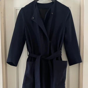 Jacka - Mörkblå kappa från Filippa K 