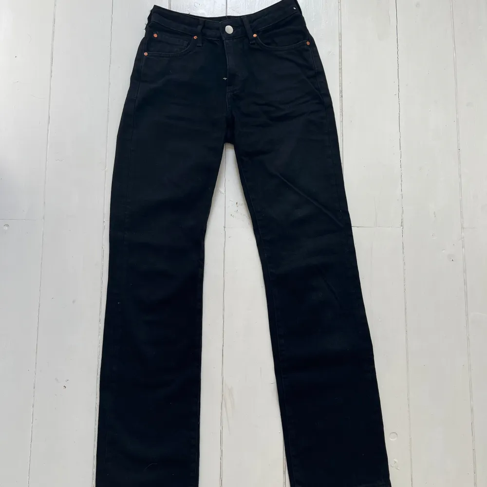 Ett par svarta jeans från Never Denim i storlek W24 o L32 och är i modellen Low Straight. Har använts några få gånger och är i mycket bra skick. Säljer pågrund av för korta i längden💕. Jeans & Byxor.