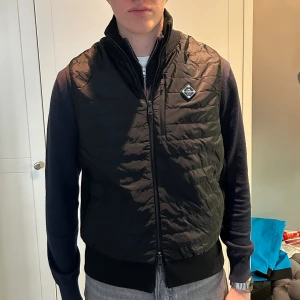 J.Lindeberg Väst - As snygg J.Lindeberg Väst nu till våren och sommaren. Pris kan diskuteras. Skick 10/10, helt oanvänd och kostar egentligen 2499 kr.