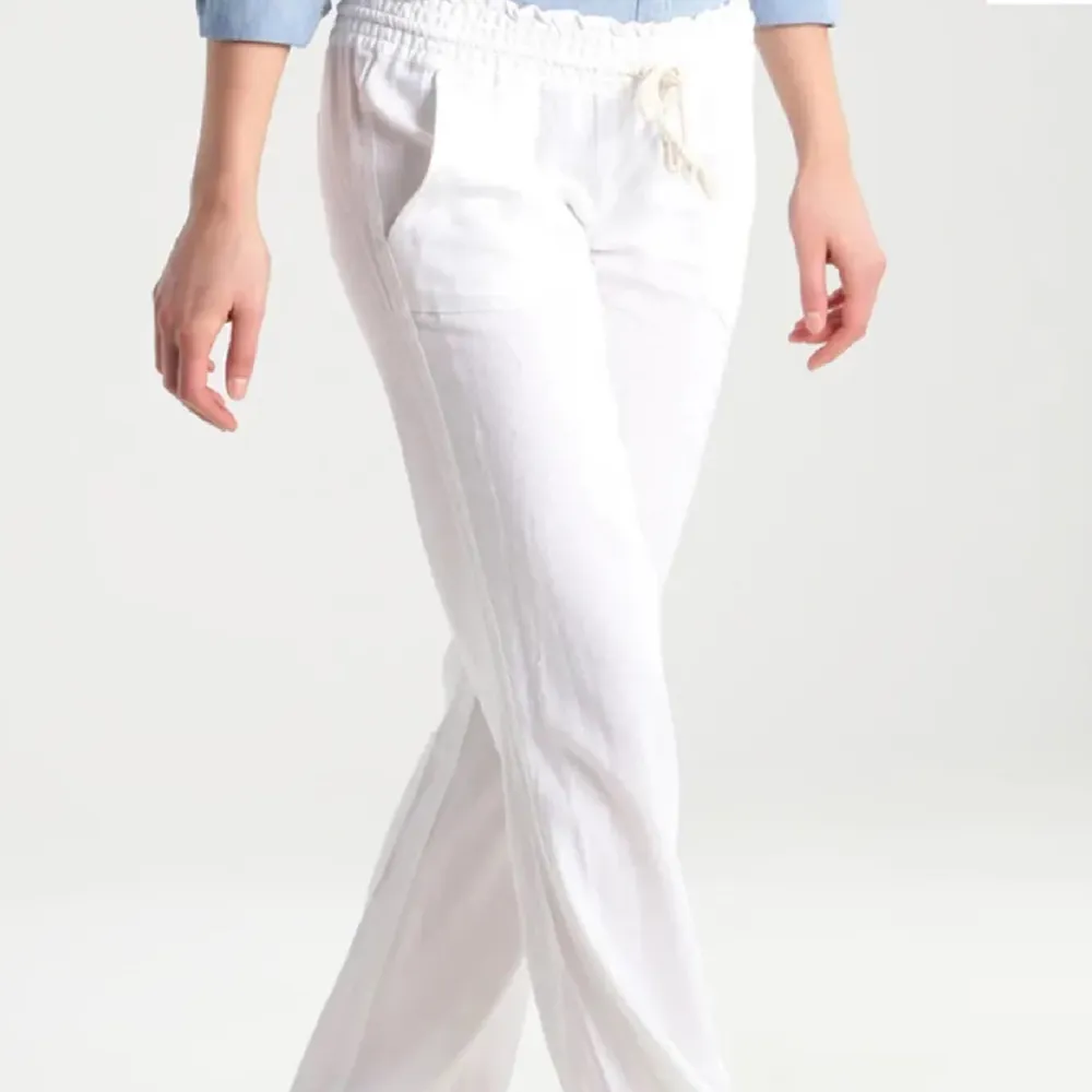 Svinsnygga vita Roxy linnebyxor! Bara andvända en gång så de är i väldigt bra skick🩷. Jeans & Byxor.
