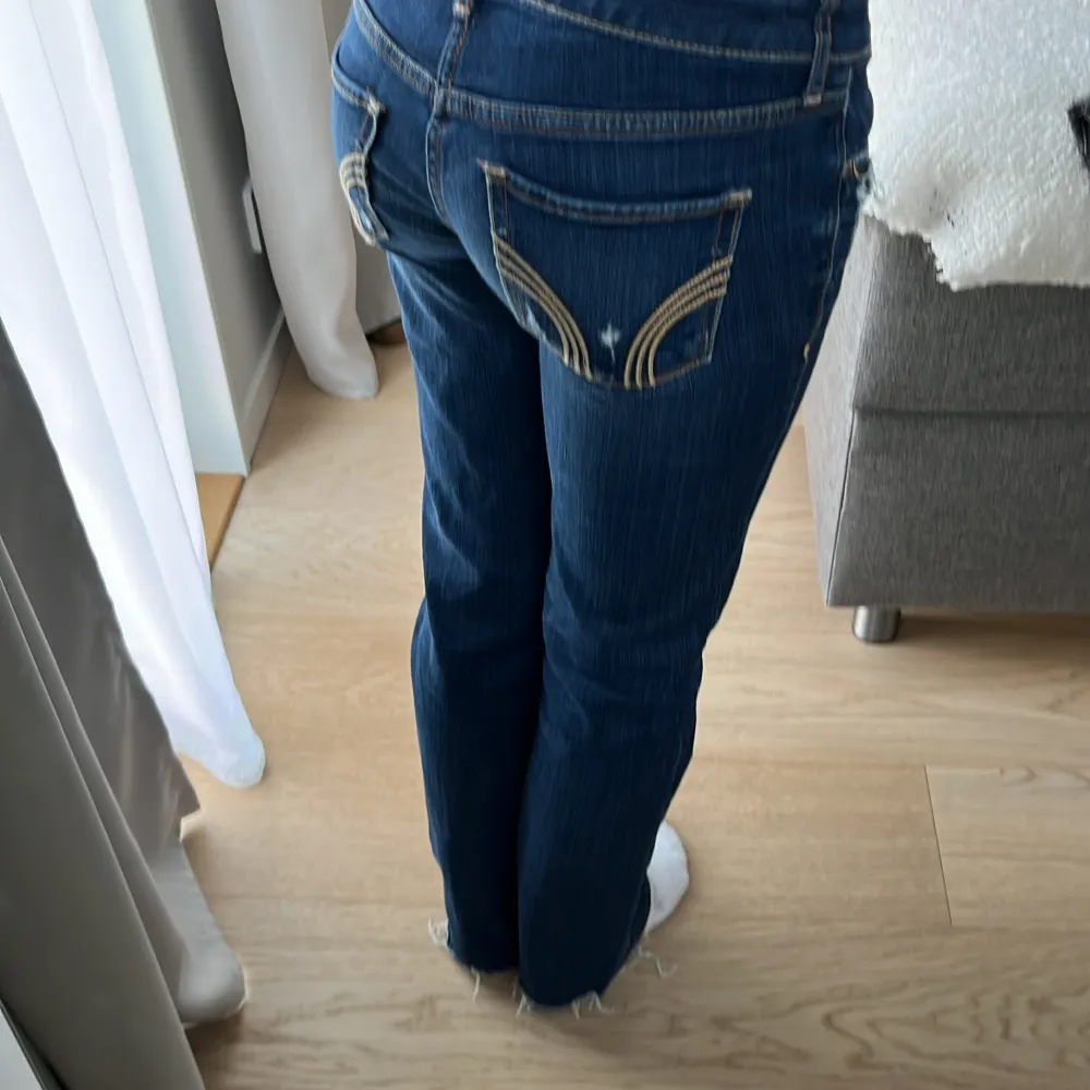 vintage jeans från hollister! strl 25/31 men jag har klippt av dem så passar någon som är runt 160!. Jeans & Byxor.
