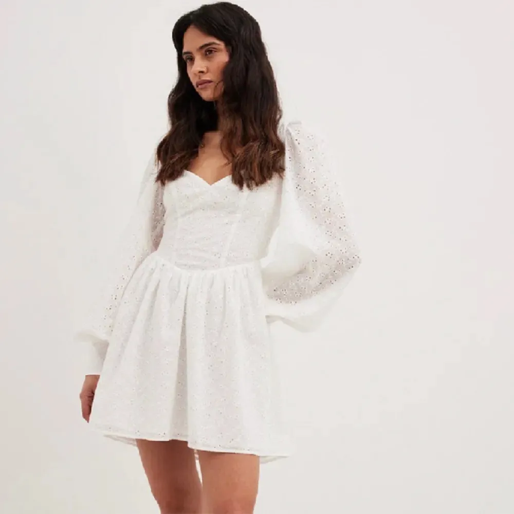 Jättefin vit klänning med öppen rygg från Chloe Schuterman x Na-Kd kollektionen. Köpt här på plick men aldrig använd. Perfekt inför student/sommar!. Klänningar.