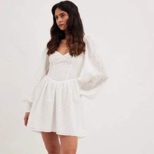 Jättefin vit klänning med öppen rygg från Chloe Schuterman x Na-Kd kollektionen. Köpt här på plick men aldrig använd. Perfekt inför student/sommar!