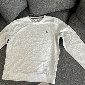 Ralph lauren tröja  - Tröjan är ny, har knappt användt den pga at den är lite stor för mig.