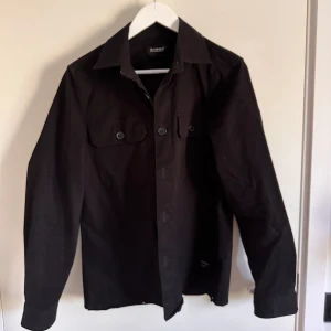 Svart overshirt - En svart overshirt i storlek S från Gabba i lite stretch material. I nytt skick och passar perfekt till vår och sommar