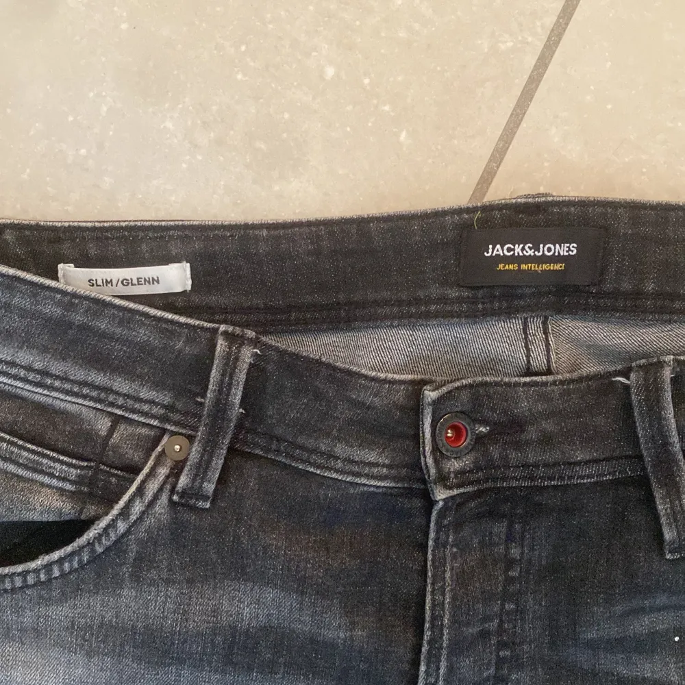 Säljer helt nya Jack and Jones jeans, fick dom av pappa men d var lite för stora så kunde sälja dom bara, frakt utan Plick då mitt bank id tyvärr inte fungerat som det ska, byxorna är i 10/10 skick, skriv vid intresse!💥💥. Jeans & Byxor.