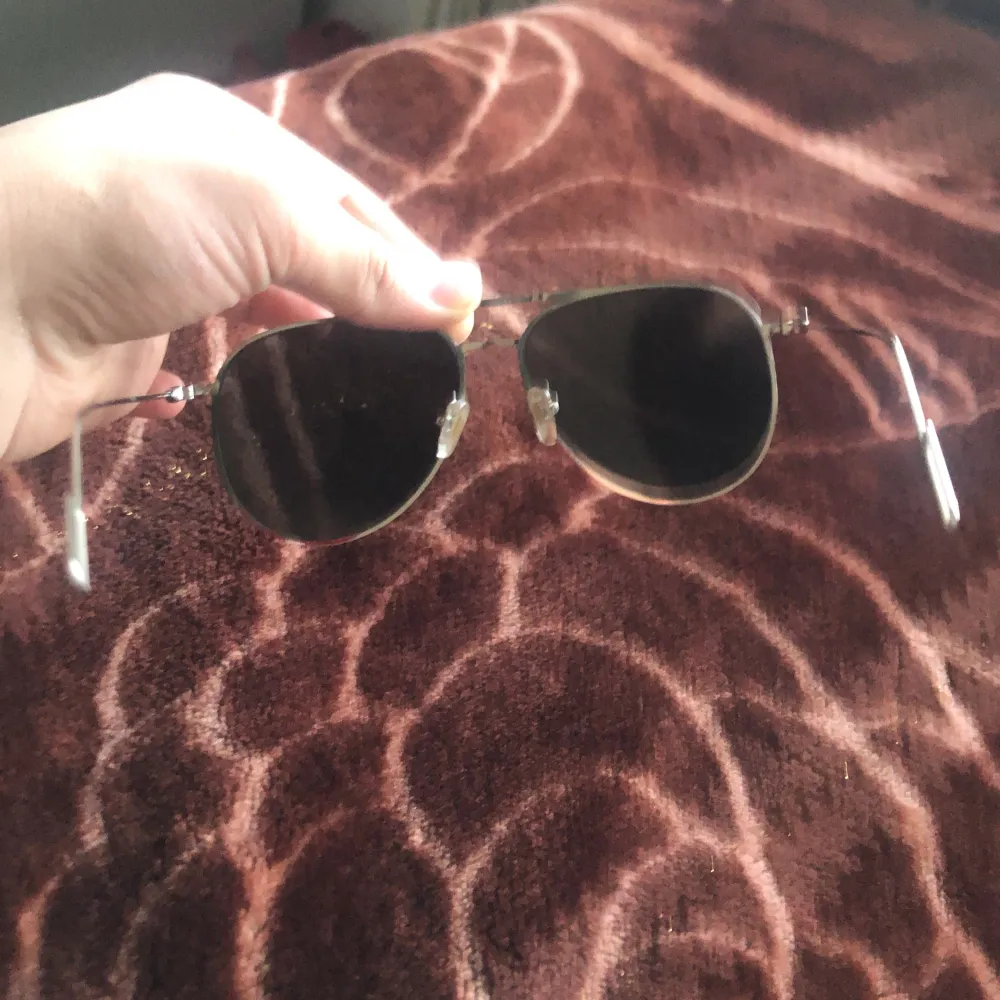 Helt oanvända Dior solglasögon. Köpte den för några månader sedan men har aldrig använt den. Kan diskutera priset.. Accessoarer.
