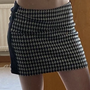 Kjol - En svart och vit färgad kjol från Lindex💗Storleken är 134/140 men som en tight kjol skulle jag säga att den fungerar som XXS-S pga en töjbar midja🤗 kan självklart diskutera pris och svara på frågor❤️❤️