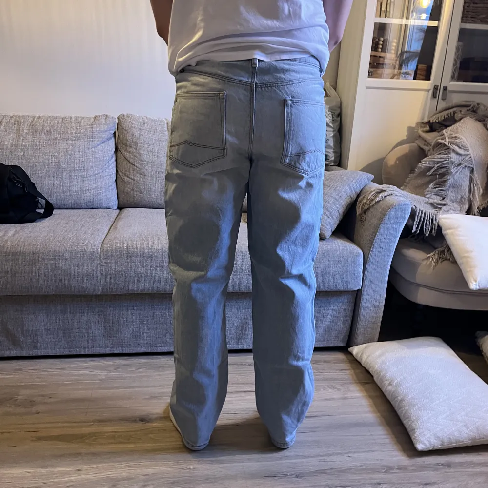 Jeans från asos i storlek 32 34, passform baggy . Jeans & Byxor.