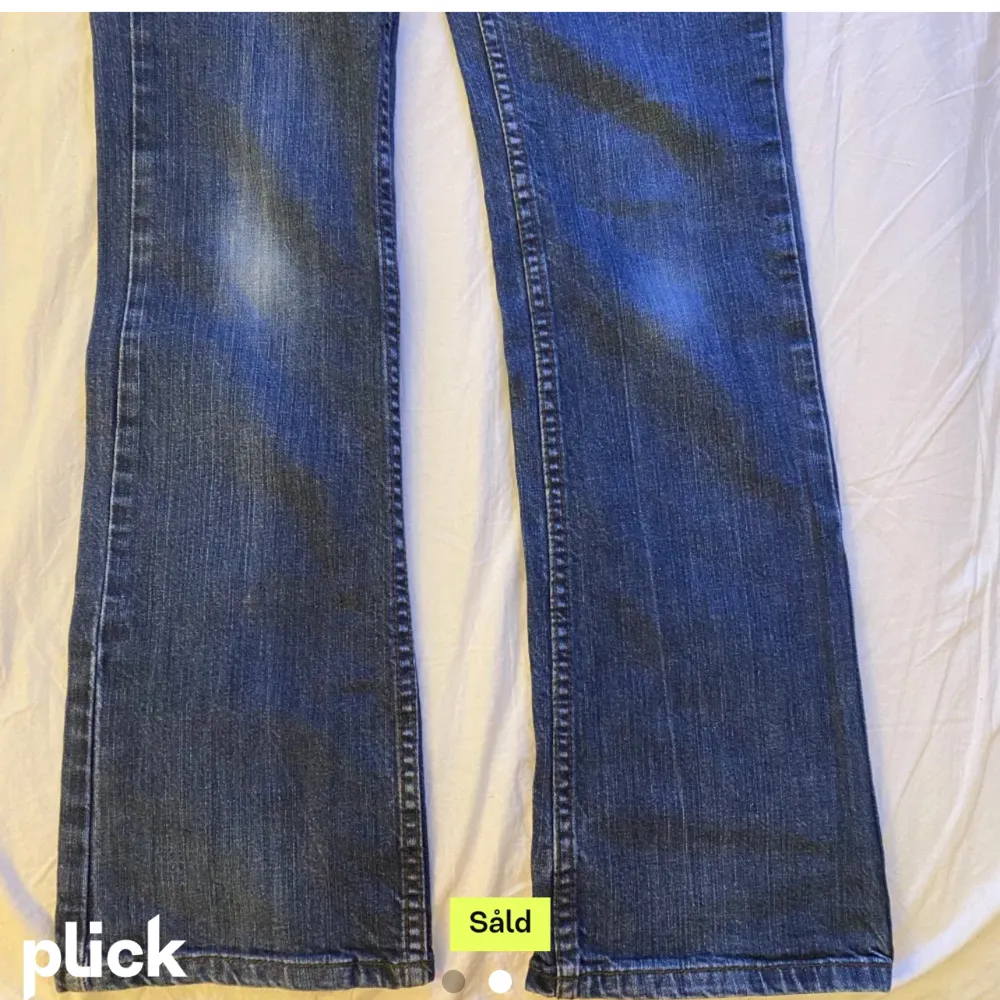 Säljer dessa jätte fina jeans sol jag köpte här på Plick men tyvärr var för stora på mig!Jag är 165 och längden är bra! Vid frågor om midjemått och innebenslöngd kontakta gärna mig! . Jeans & Byxor.