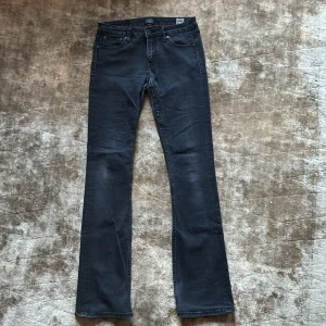 ”Original jeans company” ?  - Utsvängda byxor som e ljusgråa!! Glömt vilket slaks märke det e men aa?!👍😉😅