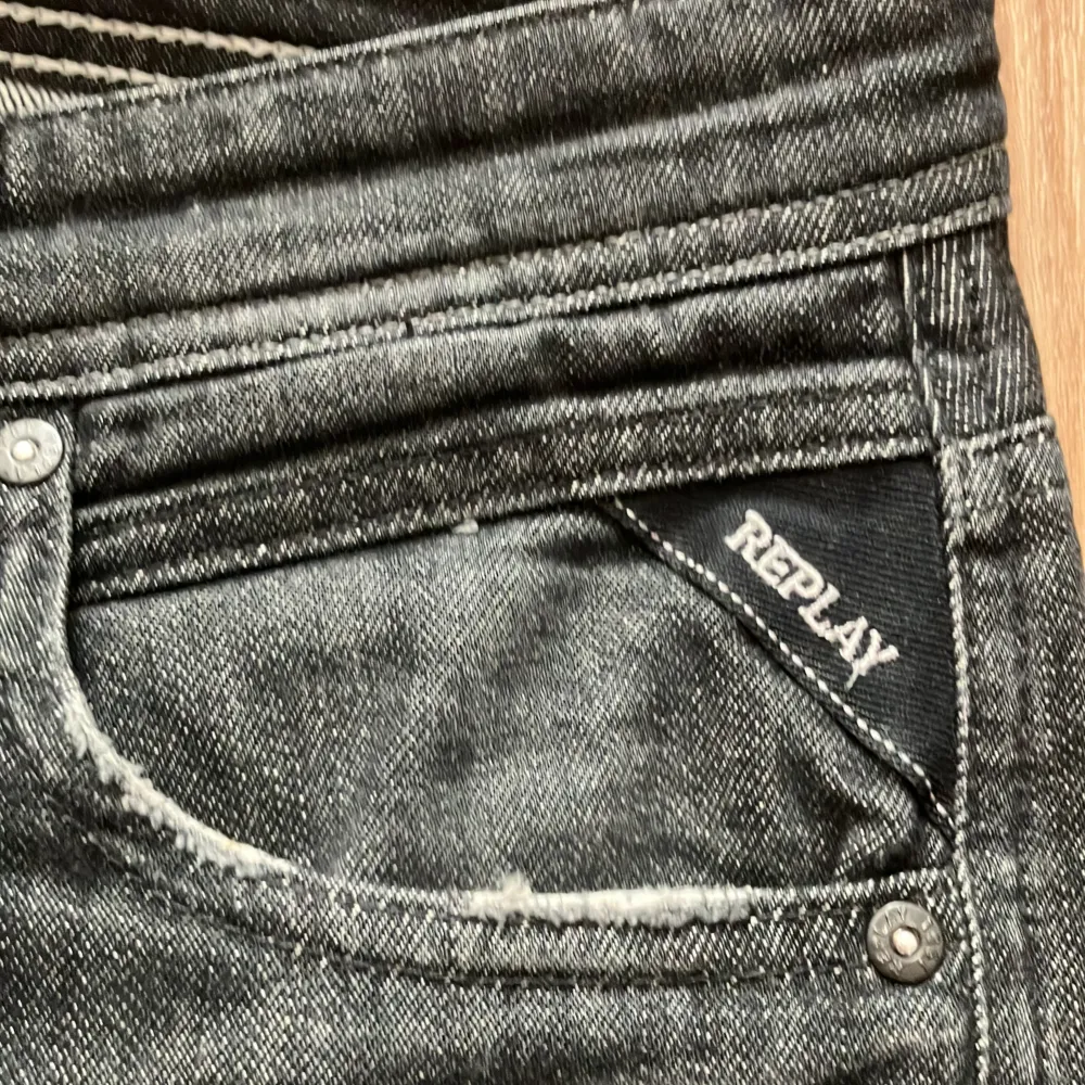 Väldigt populära Replay jeans i storlek 30/32. Nästan aldrig använda och inprincip i nyskick. Jeansen är i slim fit.. Jeans & Byxor.