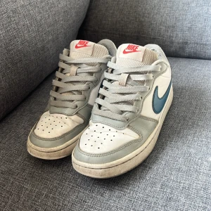 Nike skor 37,5 - Ganska använda men kan fortfarande funka. Pris kan diskuteras 