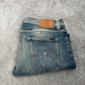Nudie jeans - Nudie jeans i skick 8/10. Storlek 31/34 men de är omsydda till längd 30 därav priset. 