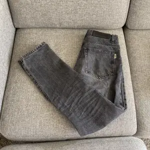 Ett par sjuka Svarta Jeans från Woodbird i storlek W27L32.  Köpte de på Jeansbolaget för 1200kr för 2 veckor sedan. Inga fläckar eller trasiga sömmar. Säljer de för 650kr eftersom att de är nyinköpta och andvänds 4 gånger. Skriv till mig inan köp. 