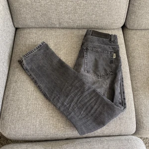 Woodbrid Jeans  - Ett par sjuka Svarta Jeans från Woodbird i storlek W27L32.  Köpte de på Jeansbolaget för 1200kr för 2 veckor sedan. Inga fläckar eller trasiga sömmar. Säljer de för 650kr eftersom att de är nyinköpta och andvänds 4 gånger. Skriv till mig inan köp. 