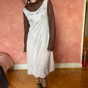 Klänning - Cremevit fin klänning, vintage. Funkar bra som underklänning eller som den är :) Snabbt köp prioriteras! Hon på bilden är 160 cm och en xs/s, men den funkar även på mig som är en M.