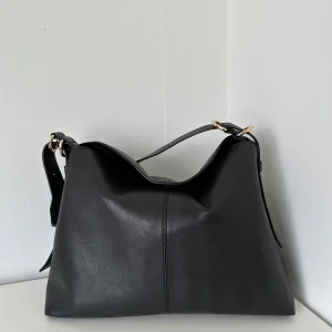 Slutsåld läderväska från Other Stories  - Fint skick!  Äkta läder  Perfekt vardags väska, justerbar rem 